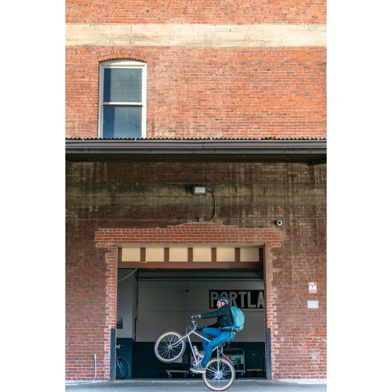 Osprey Metron 24 Backpack - Tan Concrete - Image 13